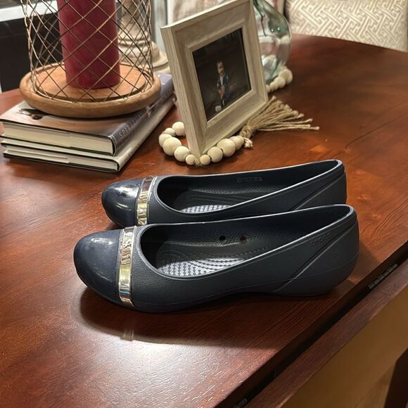 CROCS CAP TOE MIRROR BALLET FLATS SHOE - BLUE/SILVER - WOMENS - 6 - Picture 2 of 10